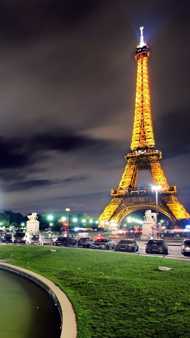 Lit Eiffel Tower in Paris iPhone 5 wallpaper 640*1136